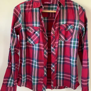 Flanellskjorta från Terranova - Säljer min färgstarka flanell från Terranova. Storleken är M men skulle snarare säga att det är en XS/S beroende på hur man vill ha passformen.