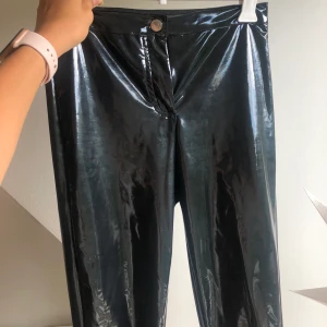 Lackbyxor  - Lackbyxor i nyskick, inköpta för 400 (tror jag). Stretchiga sitter bra. Höga i midjan. 
