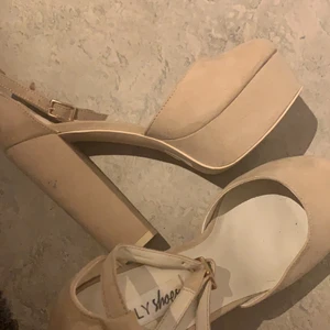 Nelly klackskor  - Beigea väldigt snygga klackskor i strl 40
