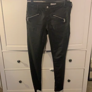 Svarta skinnbyxor  - Svarta skinn/läder byxor i Strl 38 använda 1 gång