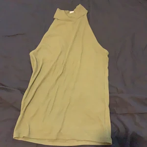Grön topp - Aldrig använd väldigt fin i ryggen med strips olivgrön 