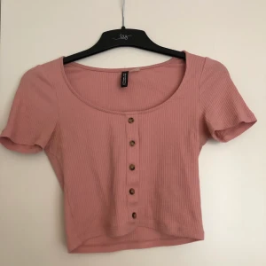 Jättefin rosa topp!! - Knappt använd tröja i nyskick från hm, jättestretchig och passar ca xxs-m! Knapparna går ej att knäppa upp, storlek xs. 62kr inklusive frakt!!