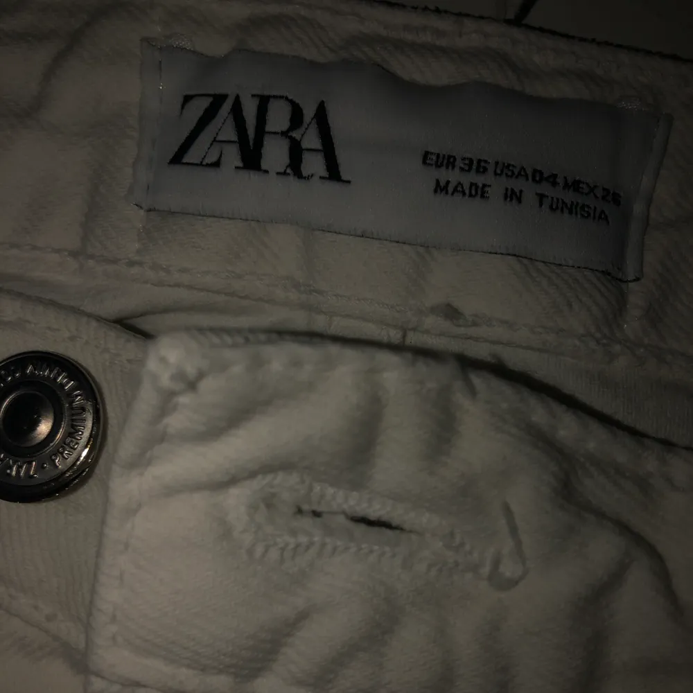 Såå fina vita jeans från Zara!! De passar tyvärr inte mig längre så fick ta bild på min kompis, men de blev lite förstora för henne som ni ser. Nypris: 499kr💖. Jeans & Byxor.