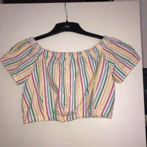 Jättetrendig pastellfärgad topp!! - Så fin off shoulder topp från forever 21! Storlek s men passar xs-m!! Färgerna: (pastell) rosa, blå, grön, peach och gul! Är verkligen jättetrendiga och så fina till sommaren!! 122kr inklusive frakt!!