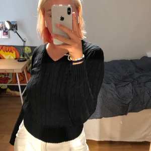 kabelstickad Ralph Lauren  - Svart, V-ringad, kabelstickad tröja från Ralph Lauren, storlek xs