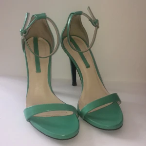 Perfekta sommar klackar från Zara - Använt några gånger men är i bra skick. Anmärkningar ses på detaljerad bild längst ned vid klackarna lite slitage. Priset är inklusive frakt, skickas med postens lätt spårvagn 63kr alt. Hämtas på Södermalm.