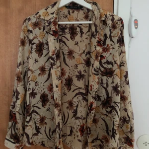 Blommig skjorta från Zara - Blommig skjorta från Zara. Måste säljas då den är för liten och tar plats. Passar ej någon med sk storbyst. 