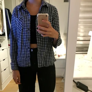 Rutig skjorta - Säljer denna coola skjorta som tyvärr inte kommer till användning längre. Frakt tillkommer (63kr)🥰