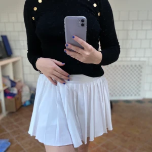 Snygg Filippa K tröja! 💖💖 - Säljer min fina Filippa K tröja då jag inte hittar någon användning för den längre! Den är i exceptionellt gott skick även fast den är använd, tyder på väldigt bra kvalite dvs! Finns inte kvar men liknande kostar 850 (med 50% rea). Priset kan diskuteras!❤