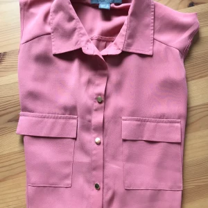 Blus - En söt gammalrosa blus utan ärmar, den är köpt på Primark i Edinburgh förra året. Säljs då den var lite för liten. 👚 50 kr + frakt. 