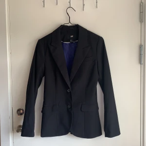Figursydd kavaj från H&M - Svart figursydd kavaj från H&M. Gammal men knappt använd. Max 3 gånger. Fri frakt!