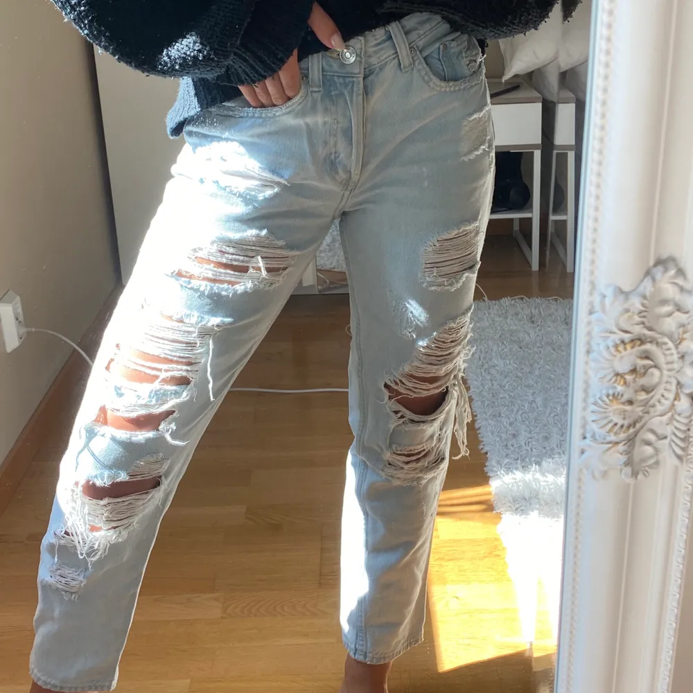 Ett par balla boyfriend jeans perfekta till sommaren! Sparsamt använda. Står ingen storlek i byxorna men passar en 32-36 ungefär! . Jeans & Byxor.