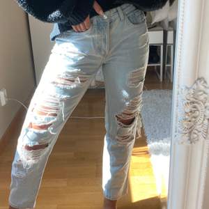 Ett par balla boyfriend jeans perfekta till sommaren! Sparsamt använda. Står ingen storlek i byxorna men passar en 32-36 ungefär! 