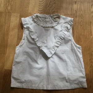 Supergulligt pösigt linne - Säljer för att jag har växt ur denna stilen. Hyfsat bra skick även om den är använd några ggr. Blir säkert finare om man stryker den lite!😍 