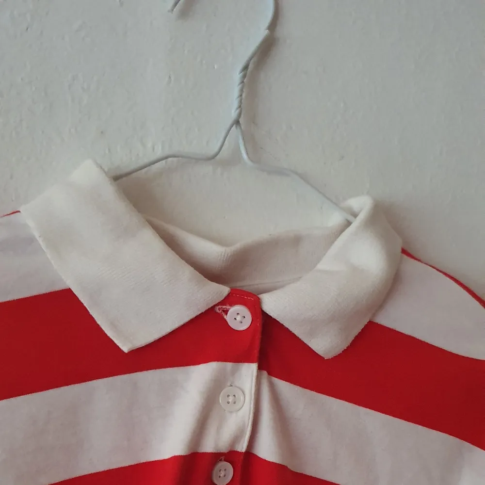 Croppad röd-vit-randig skjorta från Monki ⭐ Vit krage och smalnar av i ärmarna. Tjockare material. Använd ett fåtal gånger så i väldigt bra skick ⭐ Säljs då den inte kommer till användning. Kontakta vid frågor/intresse 💜 frakt inräknad. Skjortor.