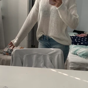 Stickad tröja - Vit stickad tröja i storlek S, bra skick söljer pga inte min stil. 