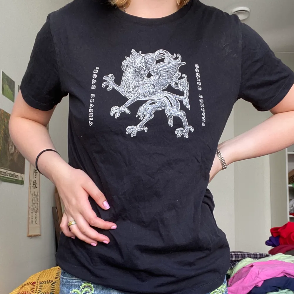 Svart T-shirt i storlek S med drake och text som tryck. Använd fåtal gånger och köpt från en hemsida som heter not venomous. Frakt tillkommer 💞 original kostar 25€ (cirka 250kr). T-shirts.