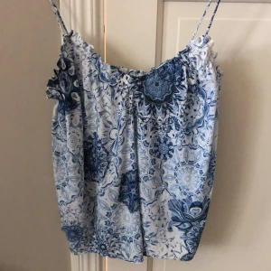 sommartopp twist&tango - Säljer denna sommartopp då den inte kommer till användning. Den är i storlek 36 med ett fint blått mönster. säljer 24h efter sista budet!