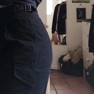 snygga svarta cargo pants - byxor köpta från forever 21 i usa, det är cargo stil med fina detaljer och en justerbar midja! priset går att diskutera men köparen står själv för frakten. kontakta mig om du är intresserad!💓