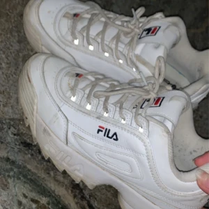 fila skor - fila skor i väldigt bra skick, använda i några månader         storlek 39