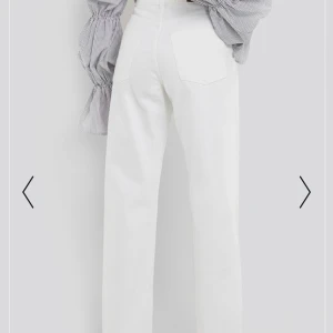Vita straight leg jeans från NAKD  - Dom perfekta vita jeansen från NAKD! Säljer pga alldeles för små för mig (därav ingen bild när jag använder dom) Jag är egentligen en 36-38 men ville ha tajtare modell därav valde jag 34. Köpare står för frakten