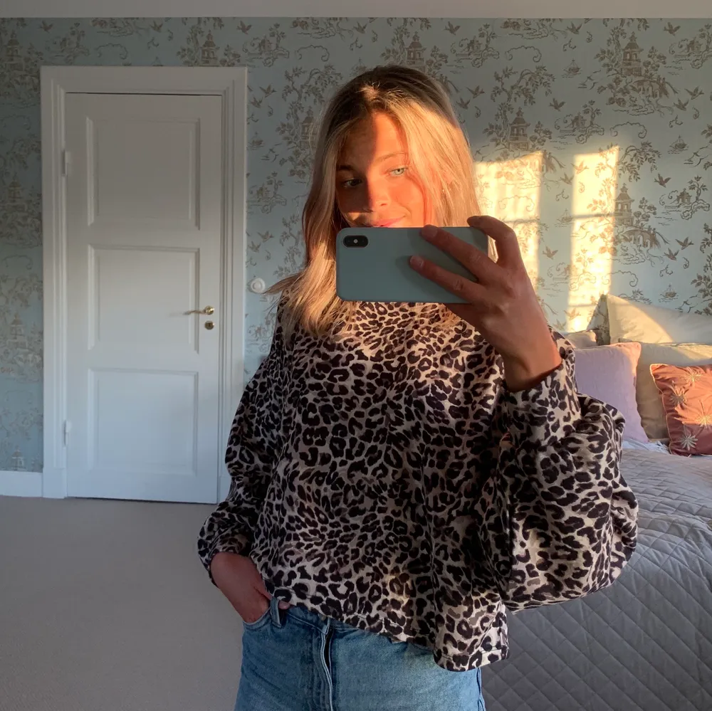 Säljer en snygg tröja i leopard mönster från Bershka. Ganska bred i modellen och passar skit bra till jeans och sneakers! Pris: 75 kr. FRAKT TILLKOMMER💗🧚🏼. Hoodies.