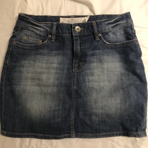 denim kjol, H&M - 50kr, perfekt skick, storlek S men lite för stor för mig, frakt +25kr 