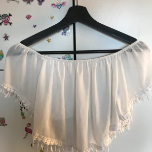 Cropade tröjor  - Två liknade toppar en vit och en med blommor. Båda samma storlek. Båda för 70kt eller en för 30kr 