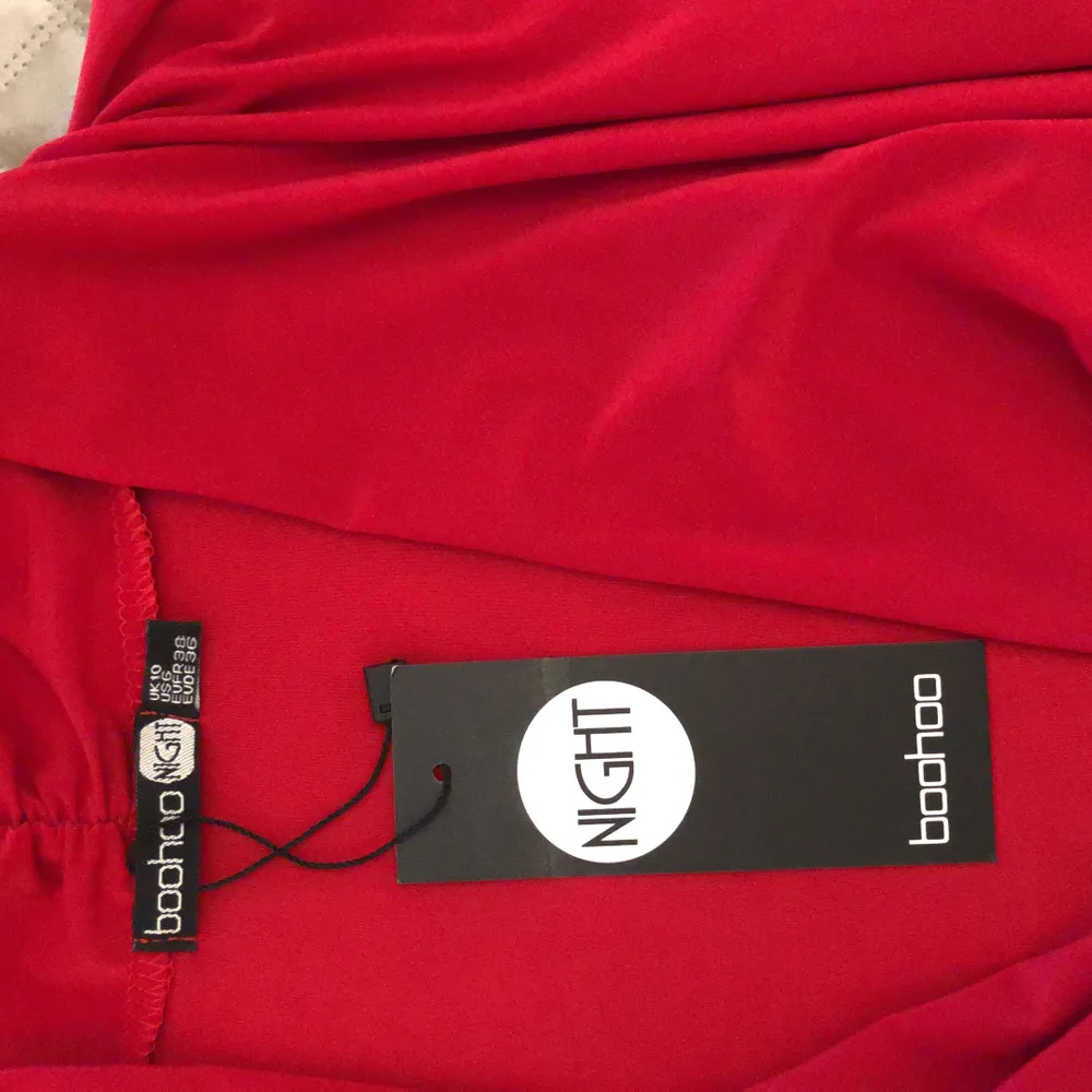 En snygg röd klänning från boohoo som tyvärr aldrig kommit till användning❣️  Prislappen sitter kvar, storlek 10 vilket motsvarar S/M🥰. Klänningar.