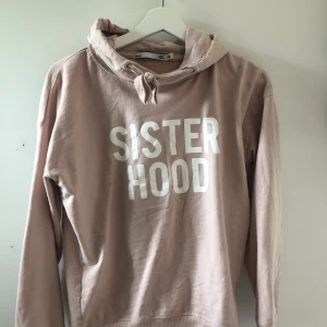 Hoodie  - En hoodie ifrån lager 157, köpare står för frakt! Stor i storlek ♡