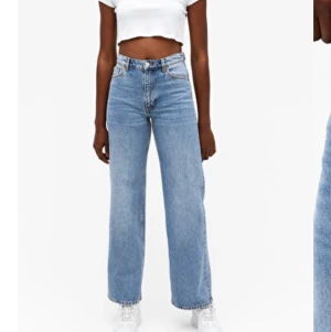Monki YOKOjeans <3 - Säljer dessa populära YOKO Monki vida jeans i färgen mid blue 💓 det är storlek 26 men jag har sytt upp dom kanske 4 cm men går abslout att sprätta upp, vi kan dela på frakten vid snabb affär 