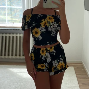 Blommigt set - Gulligt set från Gina. Både toppen och shortsen är i storlek xs. Frakt tillkommer