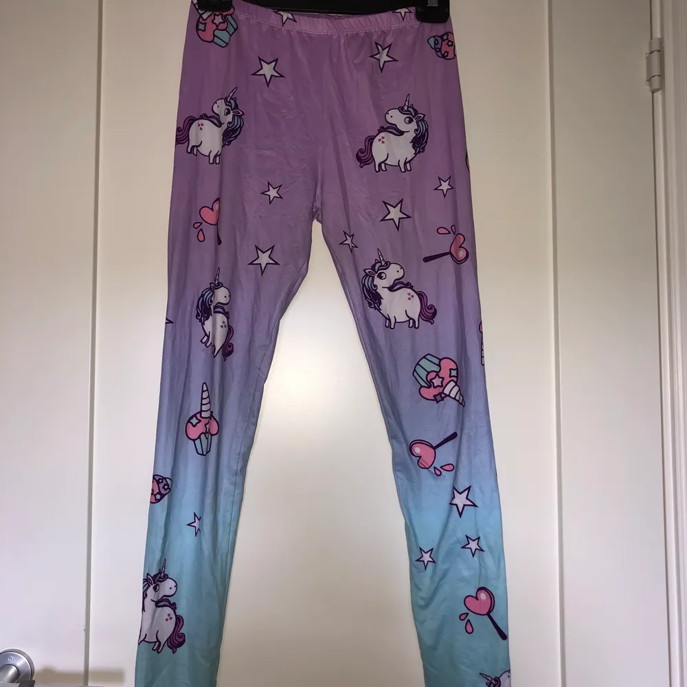 Sjukt söta unicorn tights i storlek S men väldigt stretchiga. Näst intill oanvända men har några små fläckar som kanske går bort. Nypris 250kr men säljer för 100kr+eventuell frakt pga fläckarna🦄 skriv för fler bilder. Jeans & Byxor.