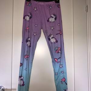 Sjukt söta unicorn tights i storlek S men väldigt stretchiga. Näst intill oanvända men har några små fläckar som kanske går bort. Nypris 250kr men säljer för 100kr+eventuell frakt pga fläckarna🦄 skriv för fler bilder