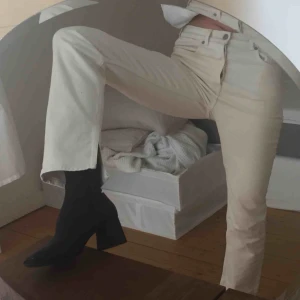  - Jeans med slits från &other stories. Använda 2 gånger! Färgen är naturvit. 