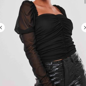  - Helt oanvänd topp från missguided, knepigt med retur så därför säljer jag den här :) storlek 12, dvs M, men den är strechig så jag skulle säga M-L :)
