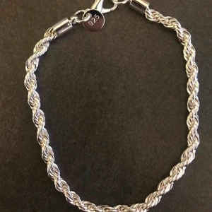  - , jätte fint skick.  Säljer den åt min kille✨ 200 + frakt Köpt för 800