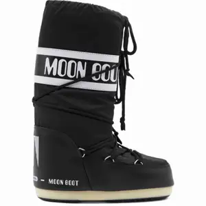 Säljer mina nya moon boot. Är i jätte fint skick, kan även tänkas byta mot andra skor. 