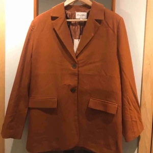  - Helt ny oversized blazer från NA-KD, storlek 38, aldrig använd.