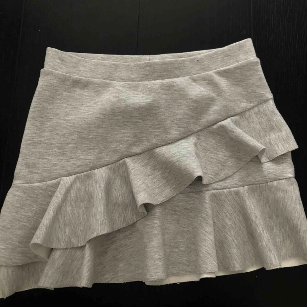 Min favorit kjol har blivit för liten. Ljusgrå med volanger från zara. Supersöt😍. Kjolar.