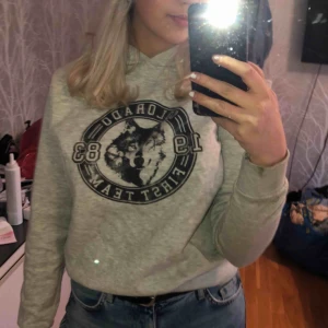  - Supermysig o snygg hoodie. Strl M men sitter mer som en XS/S💗