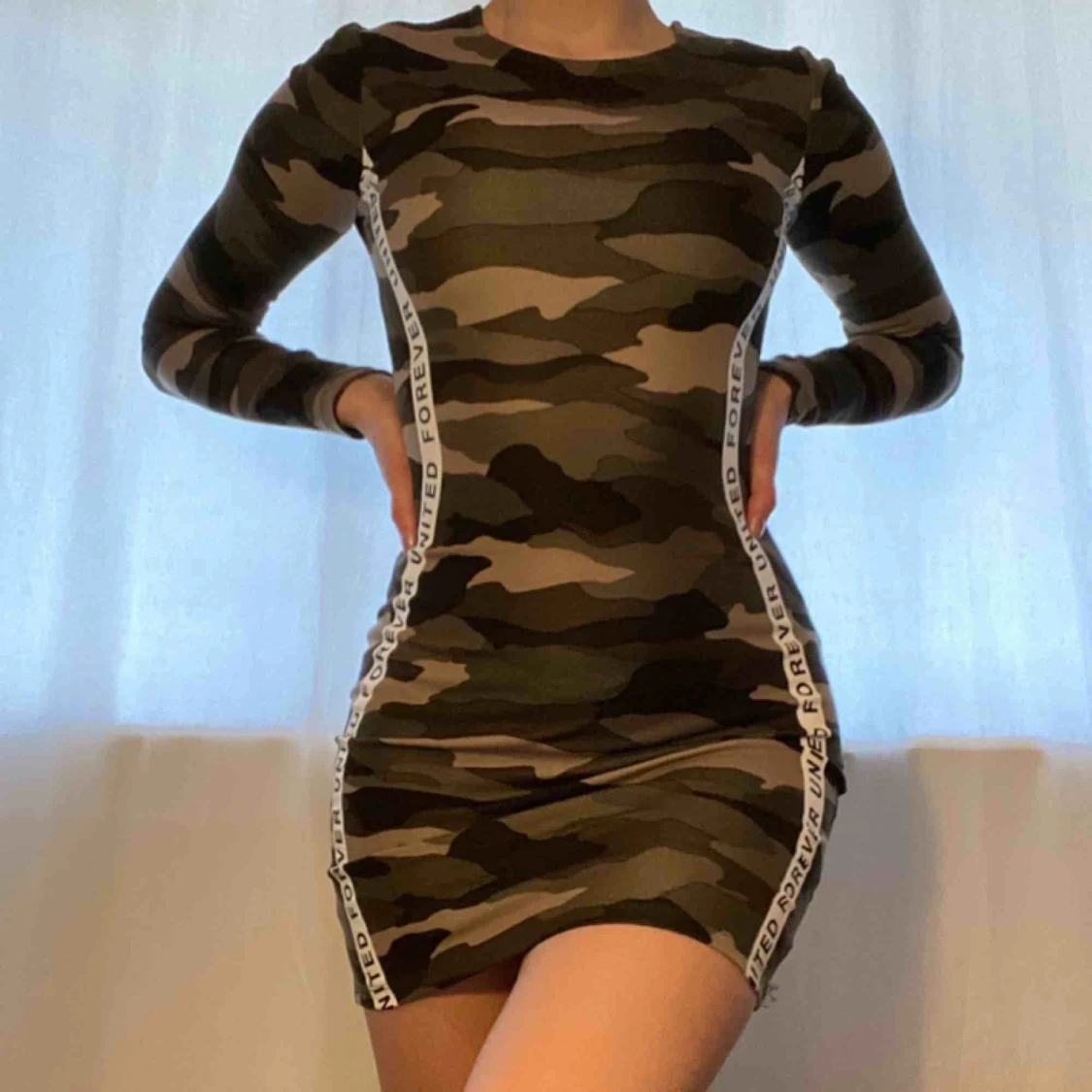 Klänning med detaljer