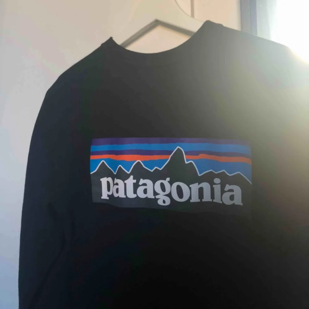 Säljer min svarta patagoniatröja i storlek XS. Den är oversized i modellen. 120 kr plus frakt tillkommer. . T-shirts.