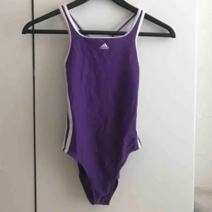  - En adidas baddräkt som nästa aldrig används utan ligger bara i garderoben 