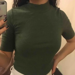 Tröja - Säljer båda två för 20kr då jag inte använder de längre. Är i mycket bra skick. Säljaren står för frakten. 😊