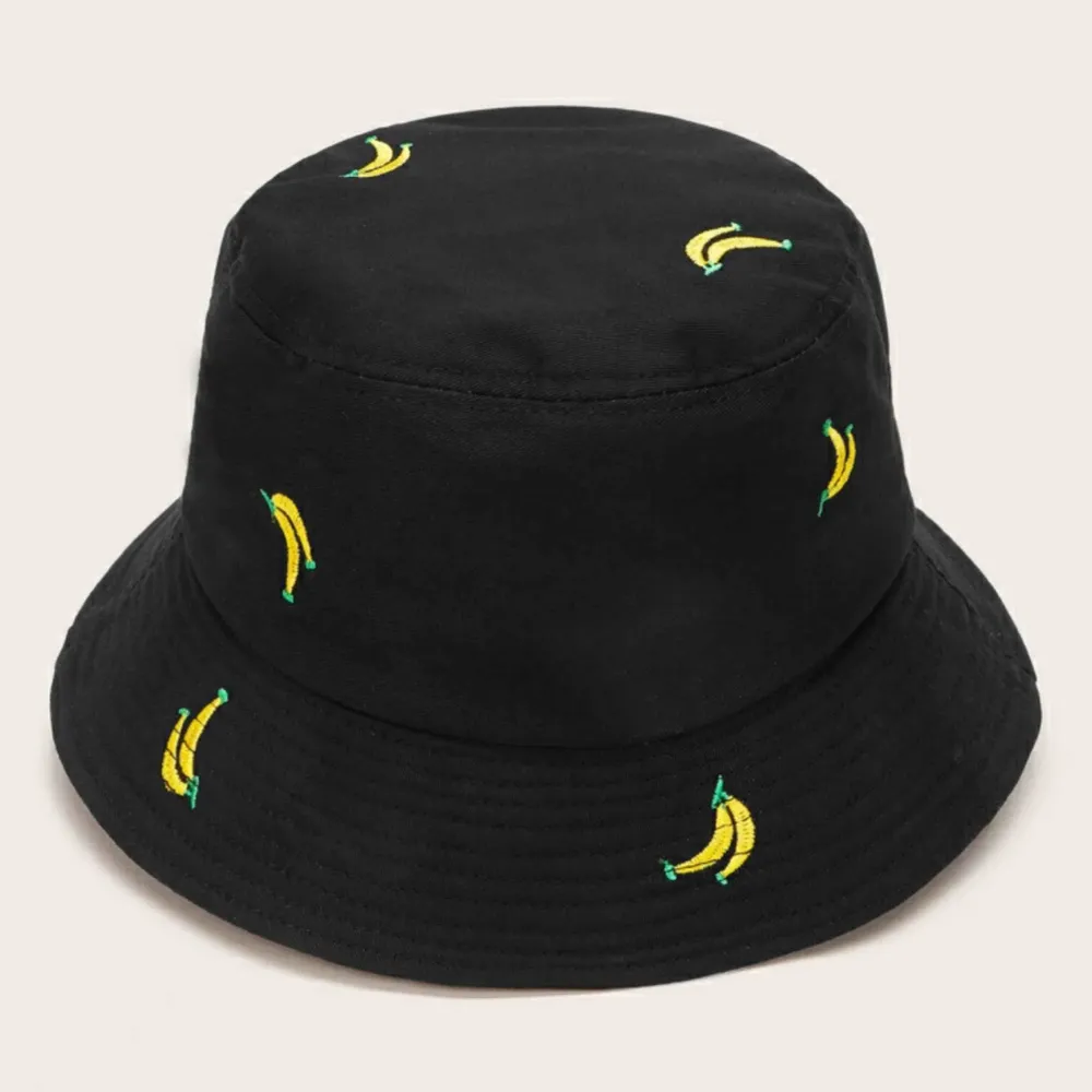 Söt bucket hatt med små bananer på, frakten är inkluderad i priset. Kan även mötas upp i Lund 💕. Accessoarer.