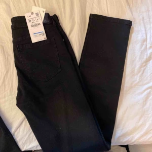  - As snygga tighta jeans från zara! Aldrig använda sitter som en smäck, men Nt kommit till användning💞