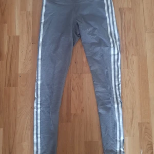 Adidas tights - Jätte fina tights från adidas. Sparsamt använda som nya. Storlek M  200 kr finns i Rotebro eller köparen betalar för frakt  