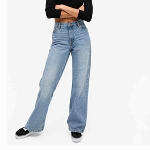 Ett par blå och ett par svarta jeans från monki i modellen Yoko! 210kr för ett par och 400kr för båda! Frakt ligger på 63kr