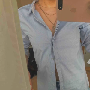 Skjorta - Lite finare ljusblå randig skjorta💙 har endast använt den här ett fåtal gånger så den är i väldigt bra skick💓